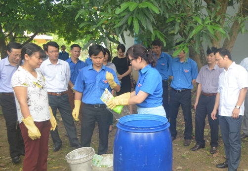 Thanh niên tình nguyện hướng dẫn cách xử lý thùng rác 